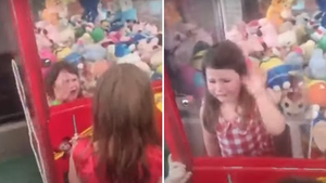 Застрявшая внутри автомата с игрушками девочка рассмешила родителей и стала героем соцсетей