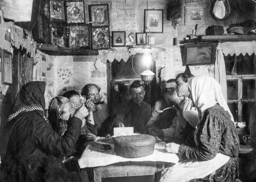 Крестьянская семья за обедом, XIX век. Фото © ethnomuseum.ru