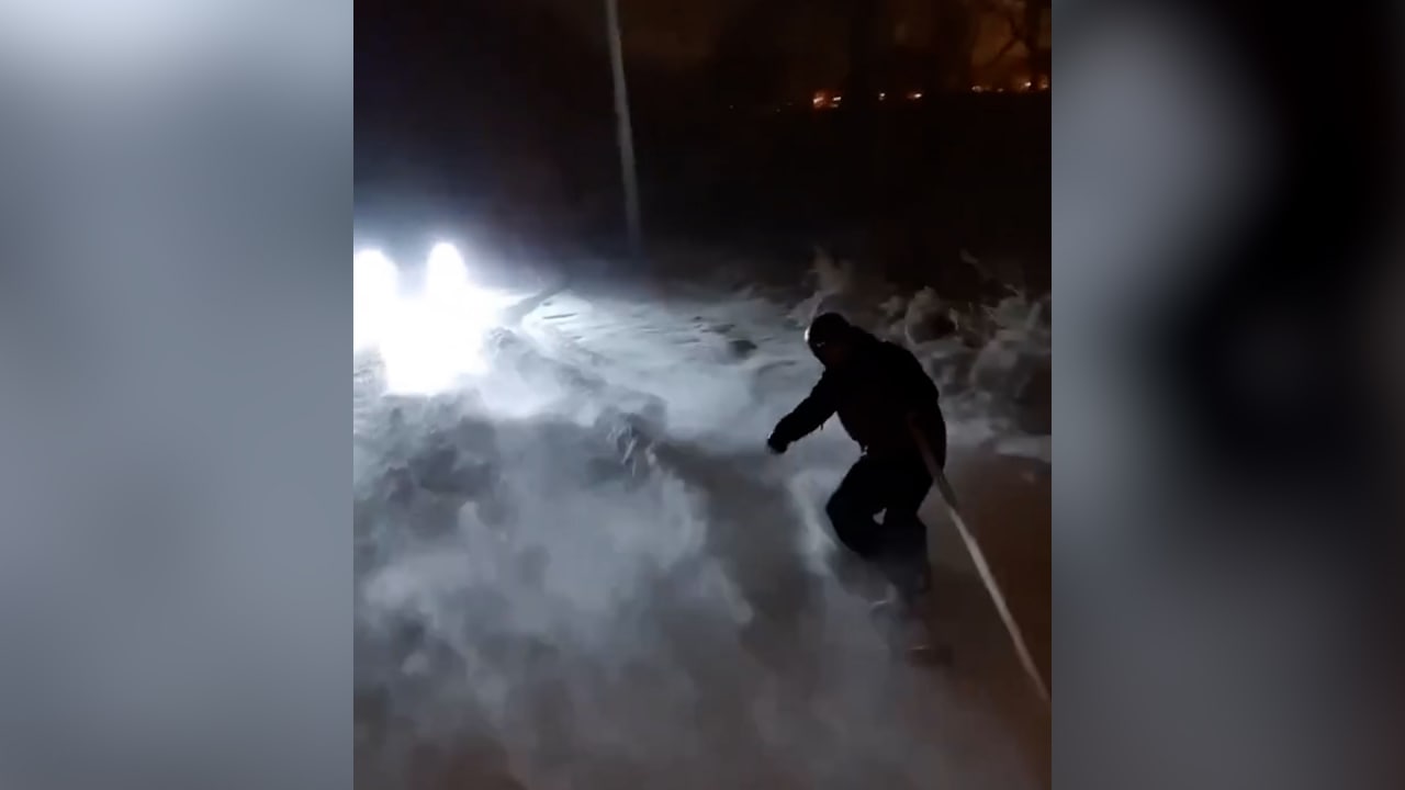 "Едь красиво!": Сноубордисты устроили эпичные заезды прямо по Владивостоку