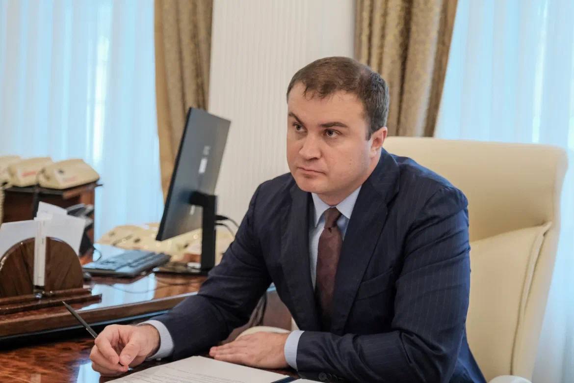 Врио главы Омской области Хоценко представили региональному Заксобранию и правительству
