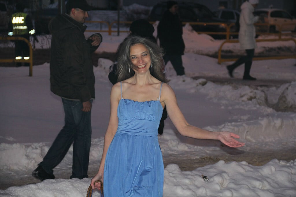 Тольяттинская Снегурочка: Не чувствующая холода россиянка начала гулять в мороз босиком