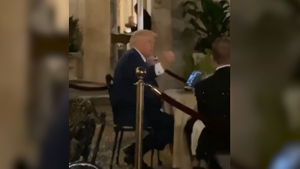 Подвигал кулачками: Трамп зажёг под музыку, даже не вставая со стула