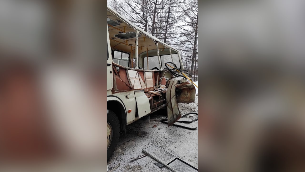 Грузовик при столкновении срезал часть автобуса. Фото © Управление ГИБДД по Хабаровскому краю