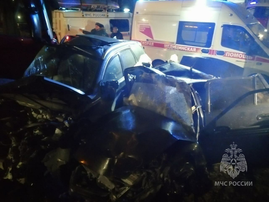 Последствия аварии в Нижнем Новгороде с двумя легковыми авто и грузовиком. @ МЧС России
