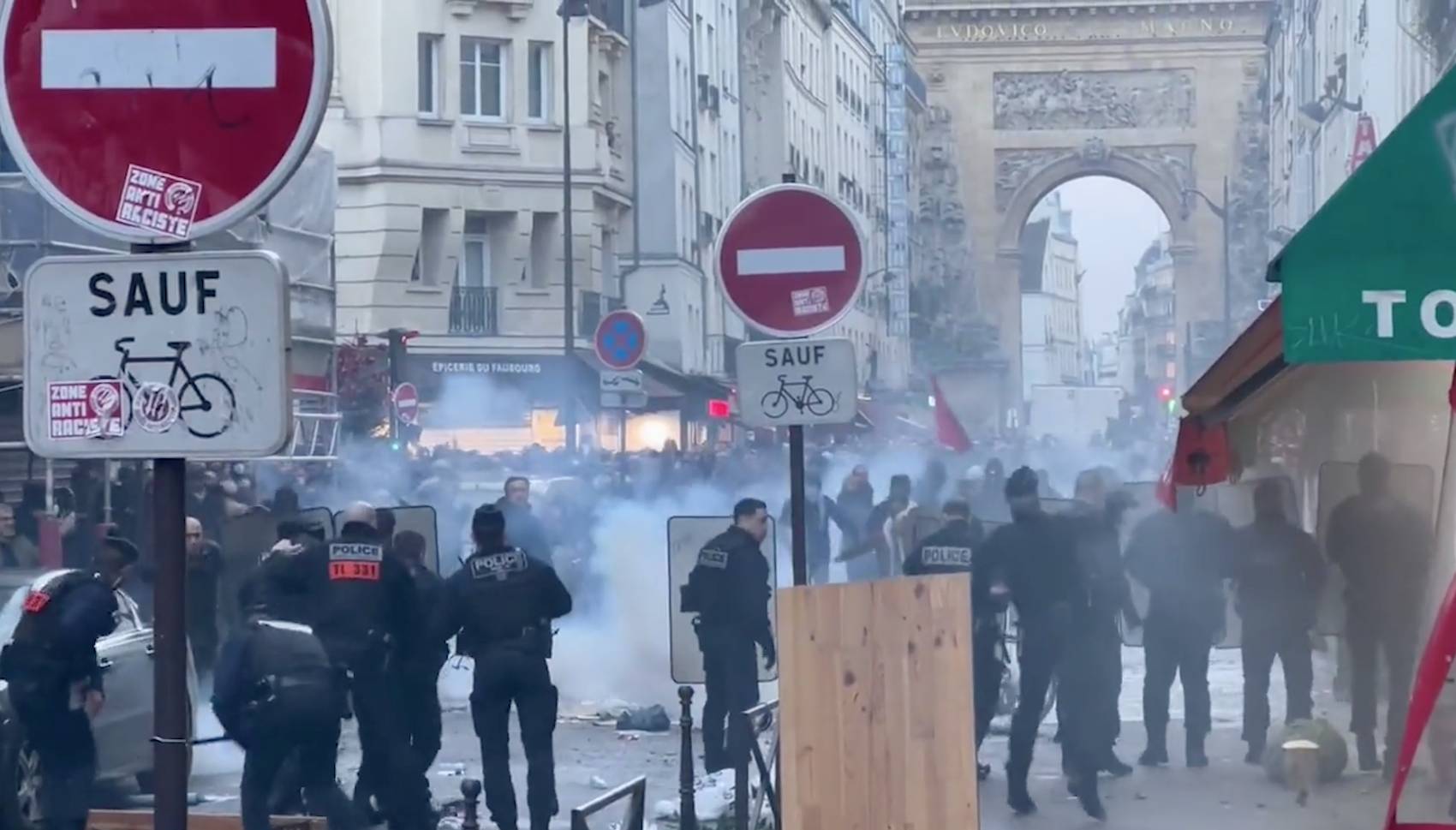 Слезоточивый газ против камней и бутылок: В Париже вспыхнули беспорядки после стрельбы с тремя погибшими