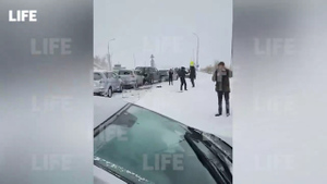 Куча мала: Во Владивостоке в одном месте столкнулось около десятка машин