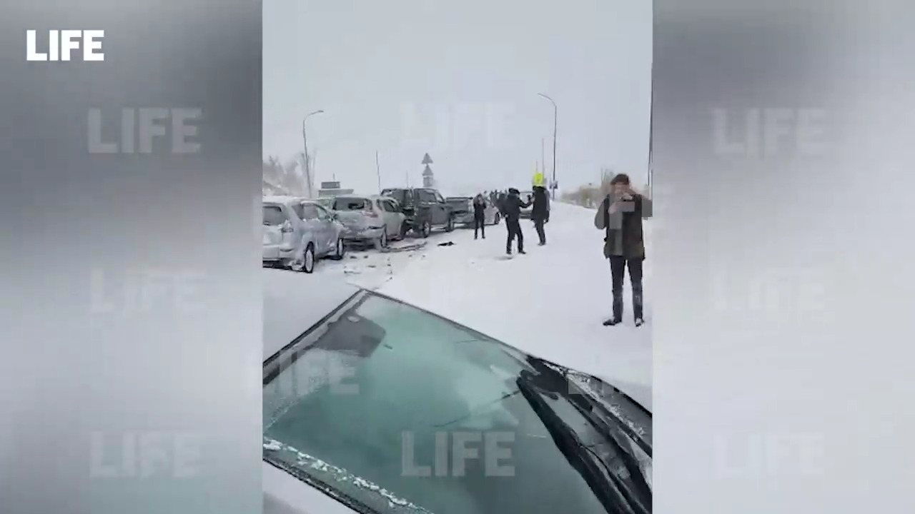 Куча мала: Во Владивостоке в одном месте столкнулись около десятка машин