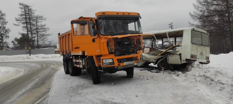 Под Хабаровском самосвал протаранил автобус с десятками пассажиров