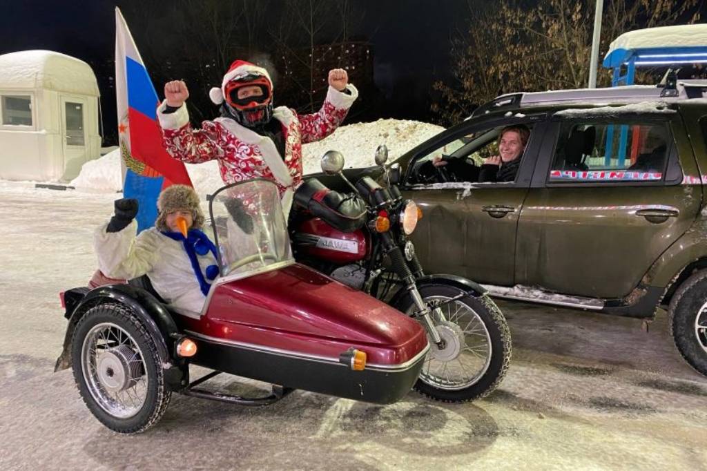 Деды Морозы на мотоциклах осчастливили сладкими подарками детей из Подмосковья