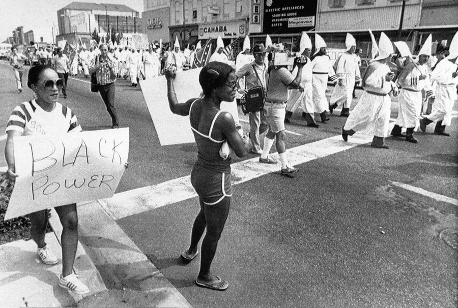 Афроамериканские активисты во время марша ККК, 1979 год. Фото © ТАСС / AP