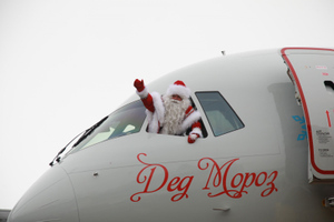 Дед Мороз и Снегурочка прилетели в Нижний Новгород на новом российском самолёте МС-21