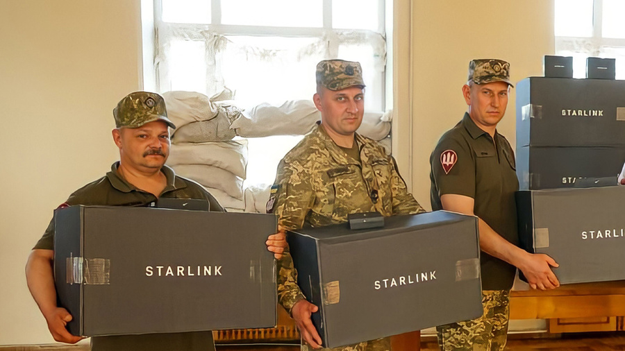 Украинские военные с системой Starlink. Июнь 2022 года, Украина. Обложка © armyinform.com.ua