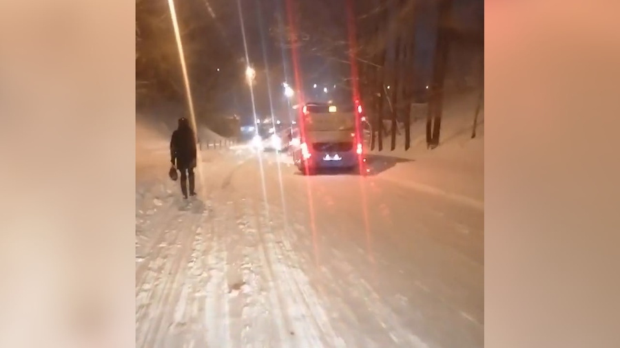 Владивосток, улица Минёров. Провод упал на дорогу. Фото @ Telegram / dpskontrol_125rus