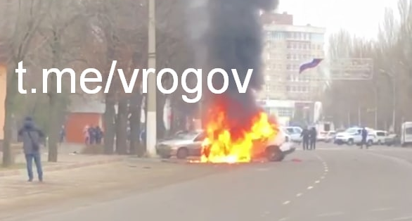 В Мелитополе перед входом в парк Горького взорвался автомобиль. Фото © Телеграм-канал Владимира Рогова 
