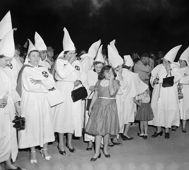 Женщины ККК, ослеплённые горящими крестами, 1956 год. Фото © Wikipedia 