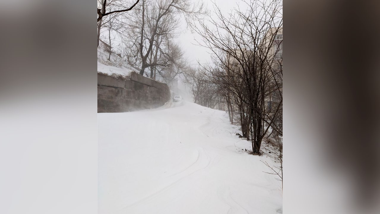 Тунгусская улица в Приморье, проезд замело снегом. Фото @ Telegram / dpskontrol_125rus