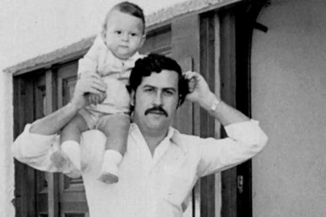 Пабло Эскобар с сыном. Фото © Wikipedia