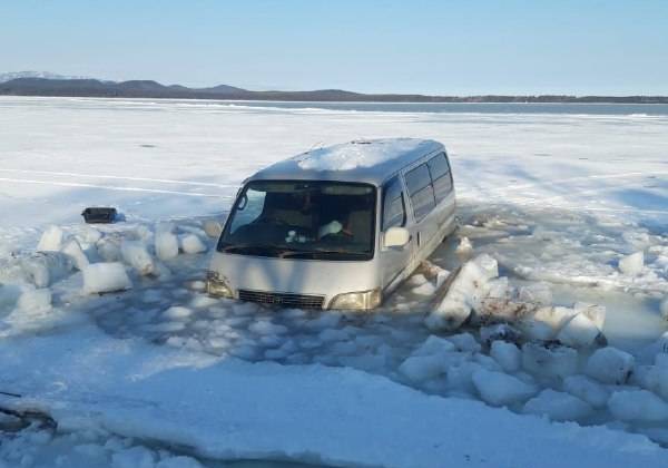 Микроавтобус, проломивший лёд на озере Изменчивое на Сахалине. Обложка @ Telegram / kNmNzJi"