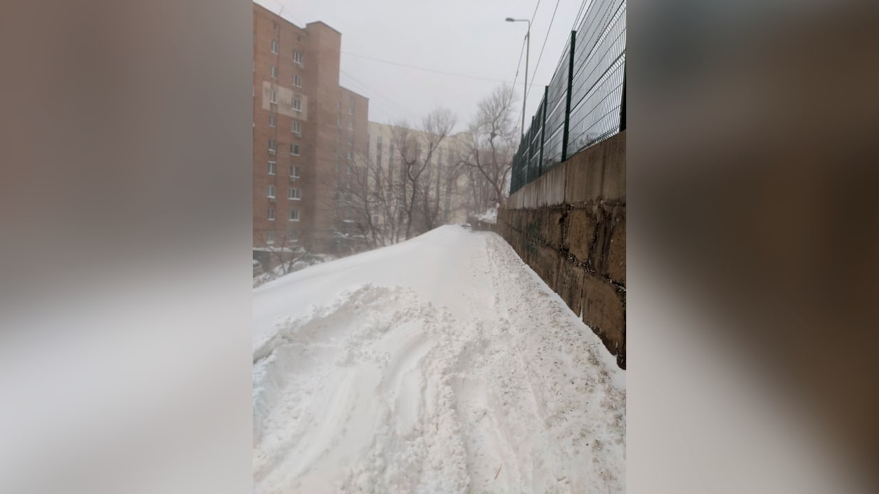 Тунгусская улица в Приморье, проезд замело снегом. Фото @ Telegram / dpskontrol_125rus