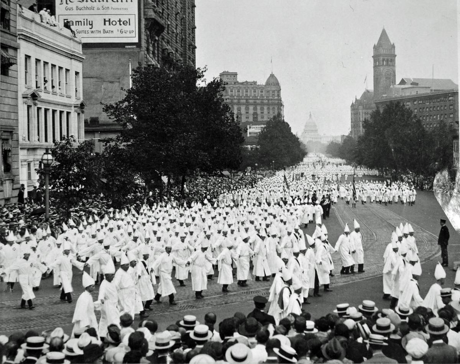 Парад клановцев в Вашингтоне,1925 год. Фото © Flickr / Washington Area Spark