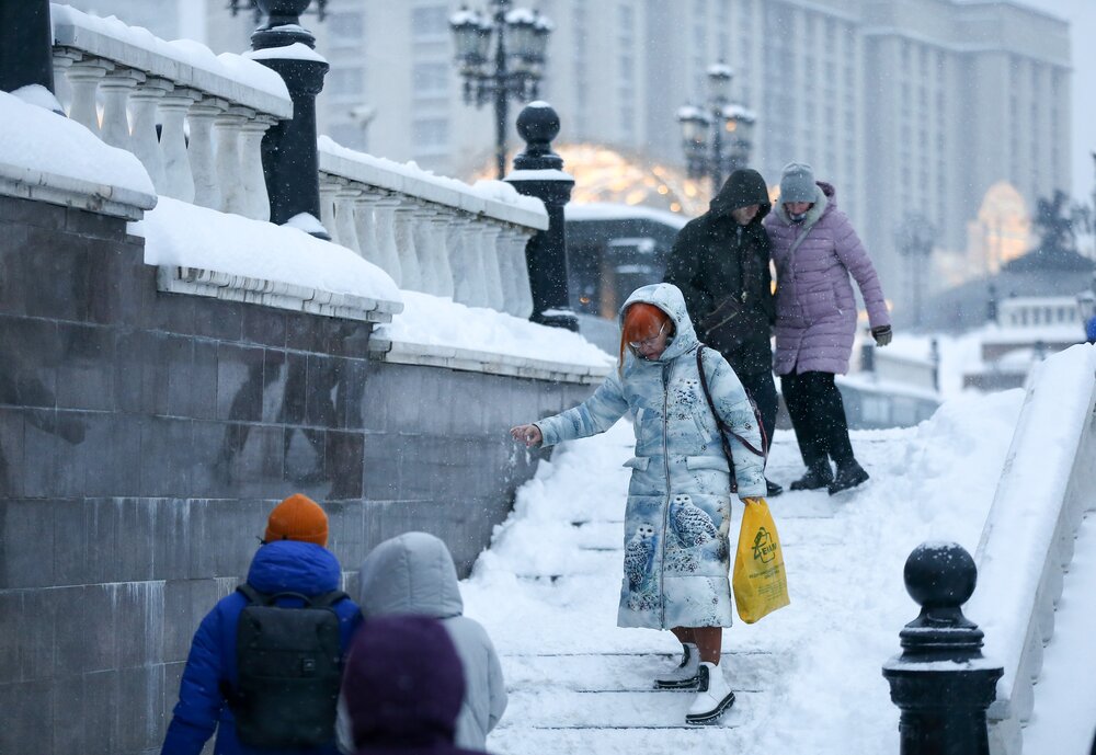 Жителей Москвы и области предупредили о гололедице и ледяных буераках