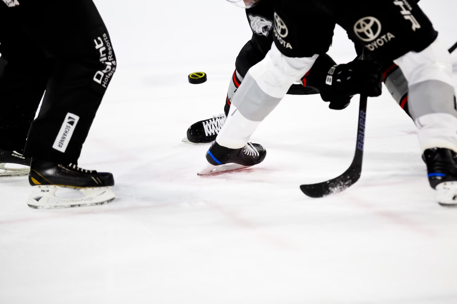 Хоккеист-любитель умер в Москве, потеряв сознание во время матча