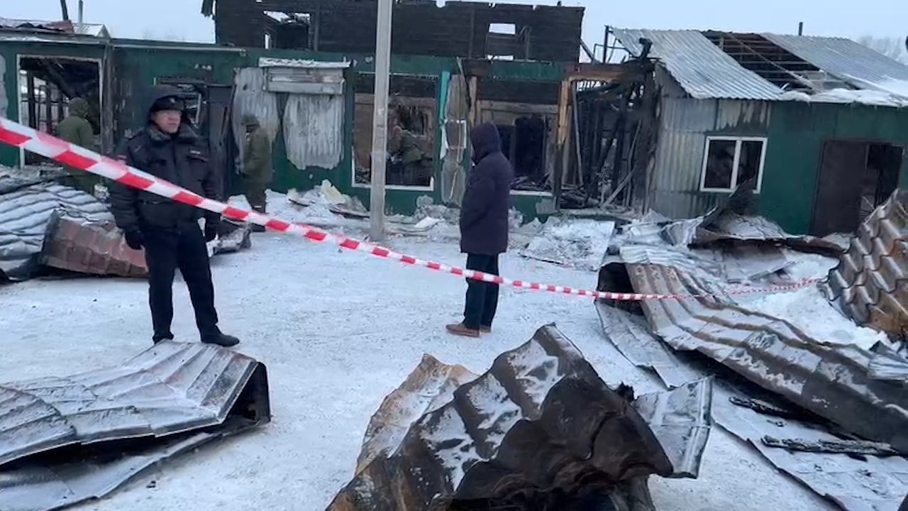 От сгоревшего в Кемерове частного дома престарелых остались одни стены: Видео Лайфа