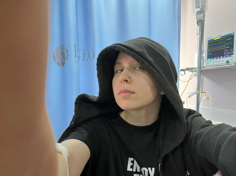 Певица Гречка в палате больницы. Фото © Instagram (признан экстремистской организацией и запрещён на территории Российской Федерации) / grechkalu