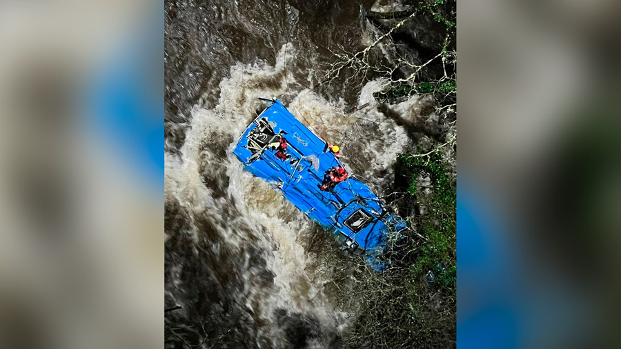 В Испании в провинции Понтеведра автобус упал в реку. Обложка @ Twitter / @G24Noticias