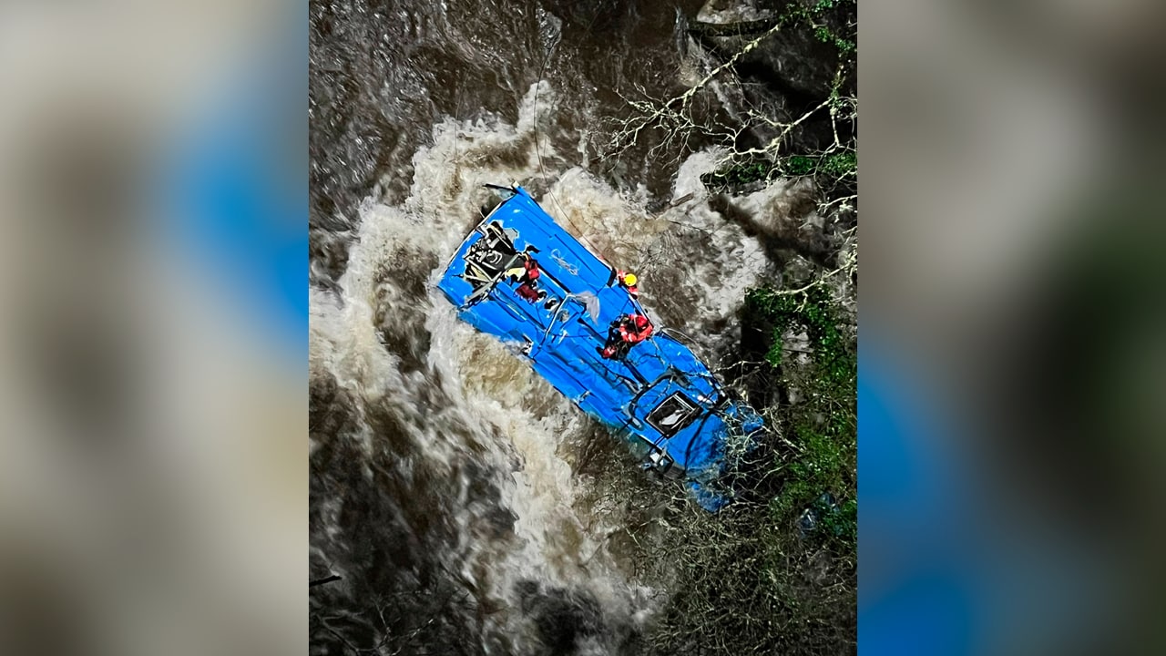 Два пассажира погибли, трое пропали после падения автобуса в реку на северо-западе Испании