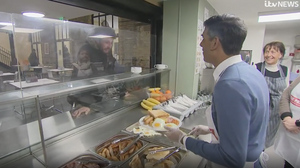 "Я вообще-то бомж": Появилось видео неловкой беседы Сунака с бездомным при раздаче бесплатной еды