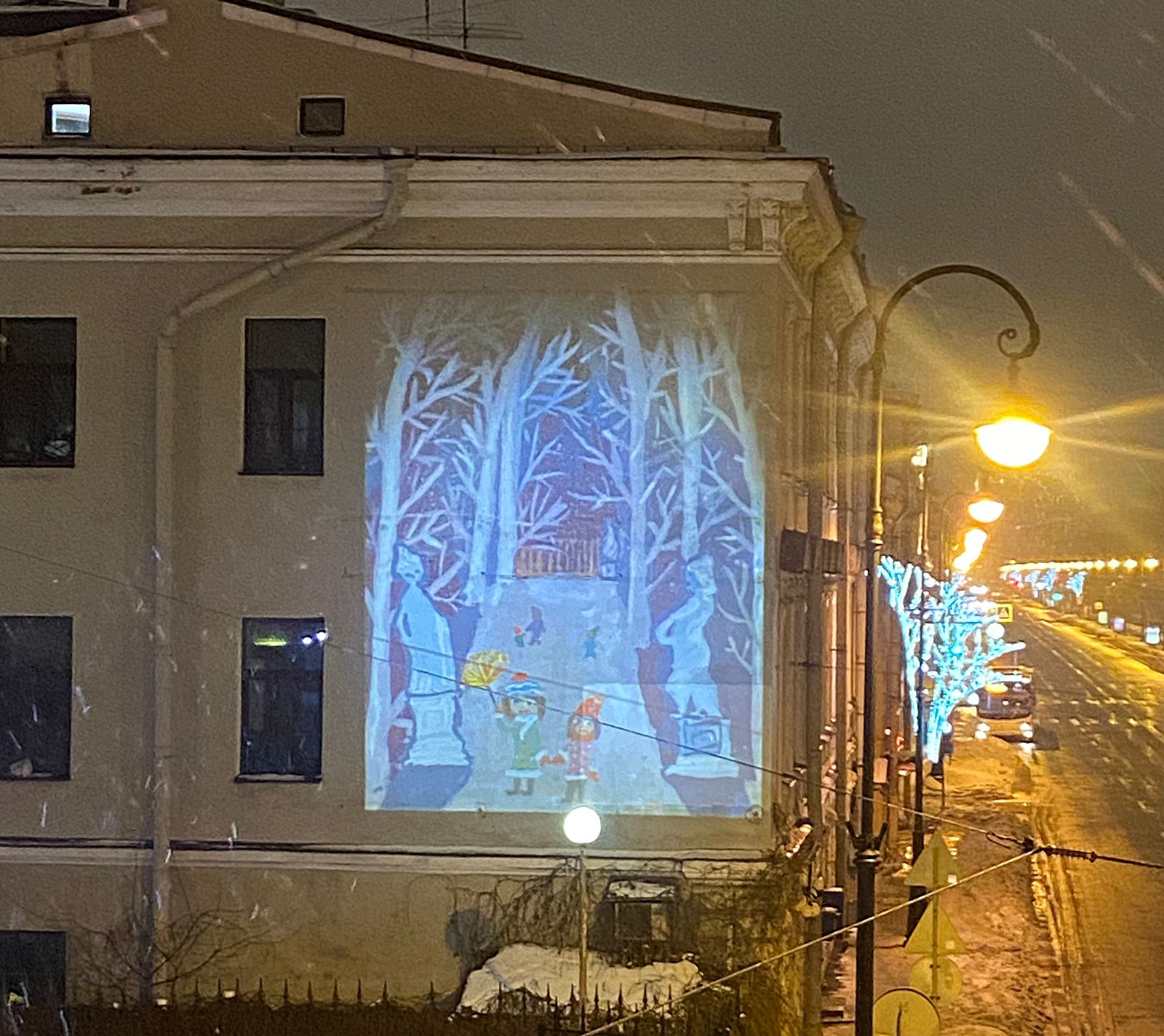 Проекции детских рисунков на фасаде дома © Администрация Санкт‑Петербурга