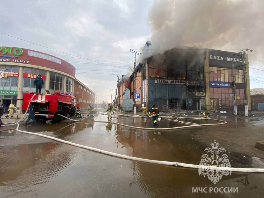 Пожар в торговом центре "Вега" в станице Тбилисской на Кубани. Обложка © ГУ МЧС России по Краснодарскому краю