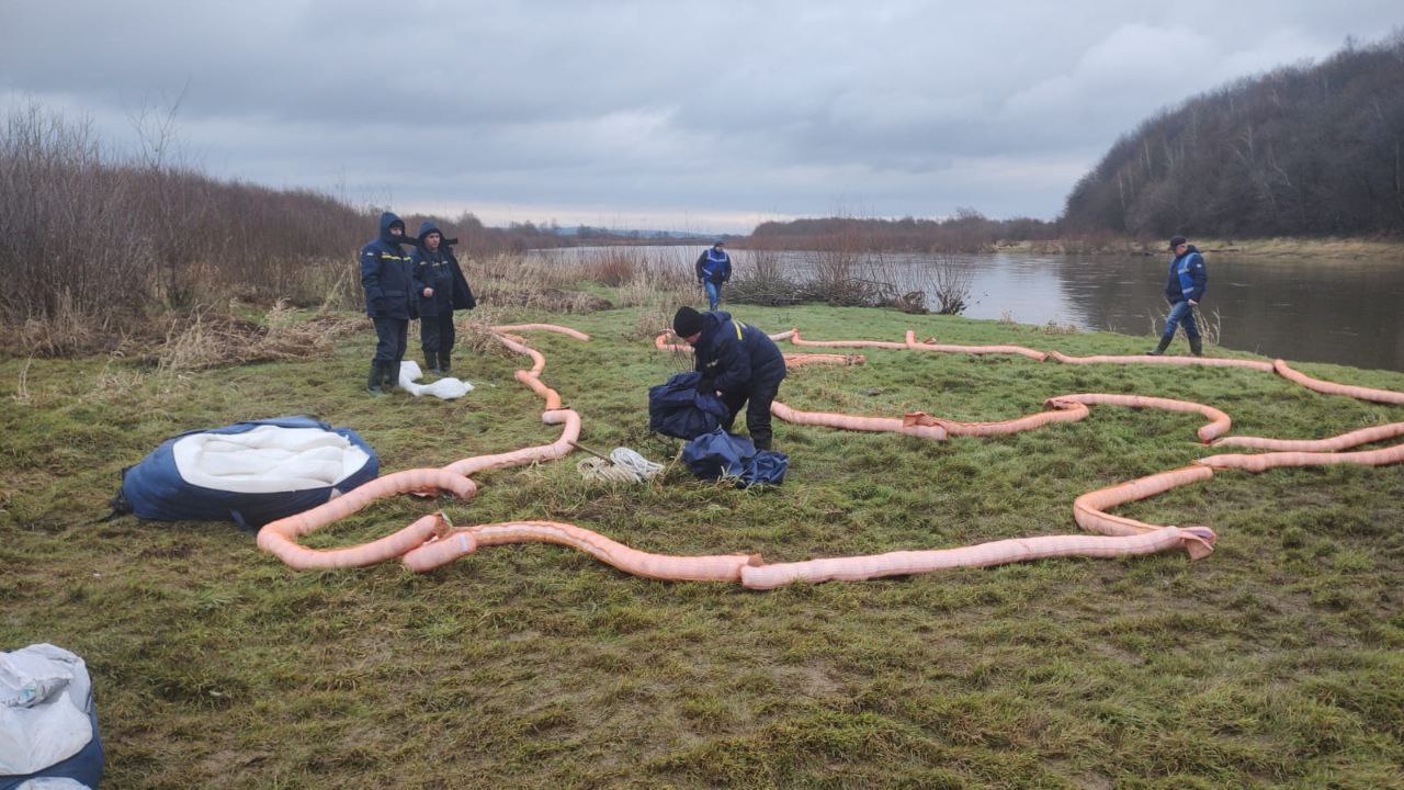 Нефтепродукты попали в реку Днестр на западе Украины