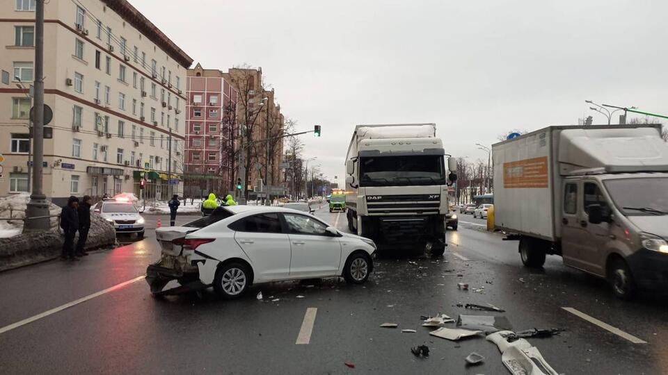 Попавший в Москве под фуру водитель легковушки скончался в больнице
