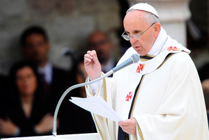 Папа римский в рождественском послании призвал искоренить войны и голод