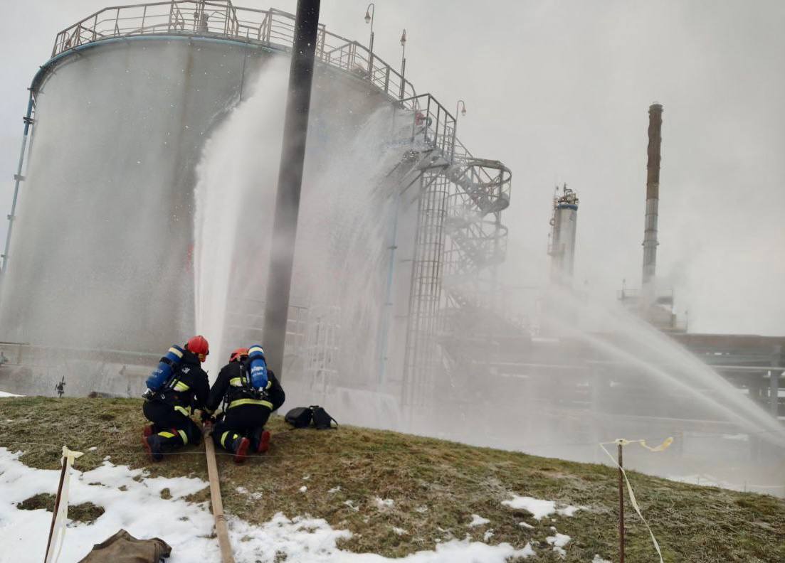 На заводе Нафтан в Белоруссии загорелся резервуар с нефтепродуктами