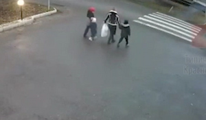 Два ребёнка в больнице: В Краснодаре легковушка на большой скорости влетела в женщину с тремя детьми