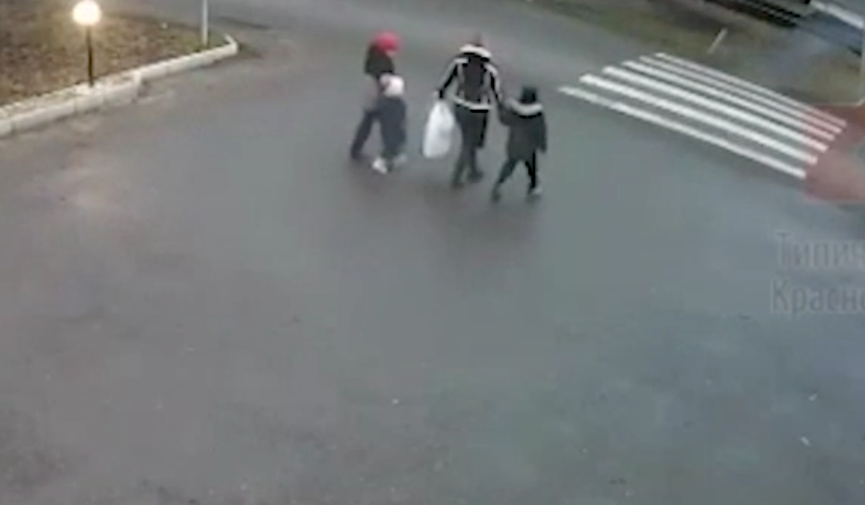 Два ребёнка в больнице: В Краснодаре легковушка на большой скорости влетела в женщину с тремя детьми