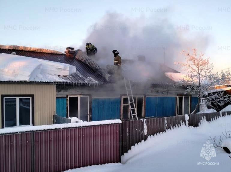 Пожар в доме в Иркутской области, при котором погибли пенсионерка с ребёнком. Обложка © ГУ МЧС РФ по Иркутской области