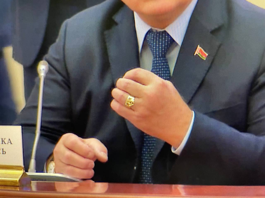 Подарочный перстень на руке у президента Белоруссии Александра Лукашенко. Фото © t.me / pul_1