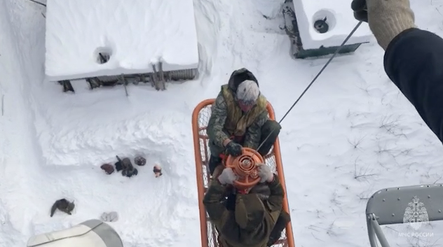 Ми-8 привлекли к спасению группы охотников с тремя собаками из снежного плена в Приморье