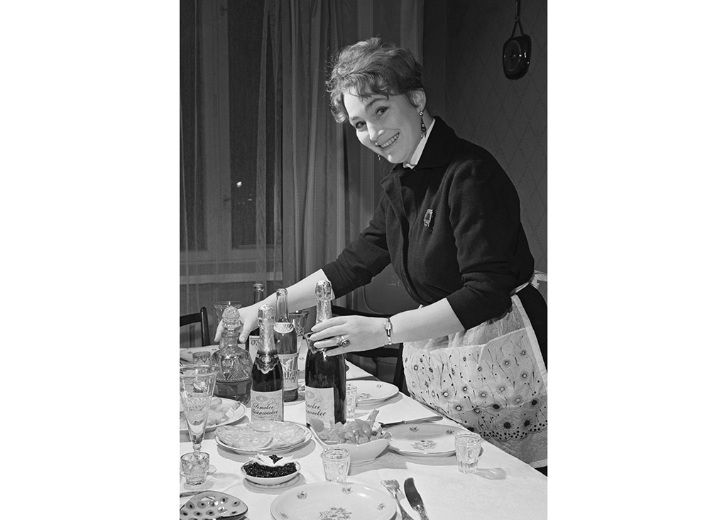 Советское шампанское на праздничном столе, 1963 год. Фото © ТАСС / Валентин Мастюков