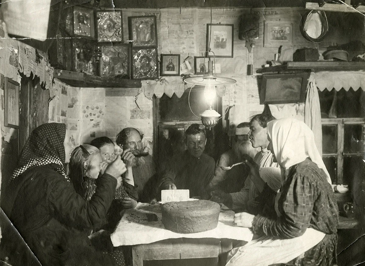 Крестьянская семья за обедом, 19 век. Фото © ethnomuseum.ru