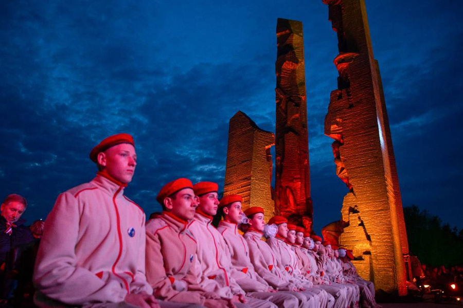 Юнармейцы во время открытия мемориального комплекса молодогвардейцам "Непокорённые" после реставрации и расширения, ЛНР. Фото © ТАСС / Александр Река