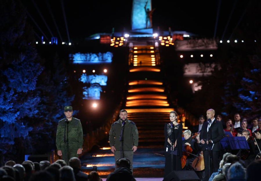 Глава ЛНР Леонид Пасечник и глава ДНР Денис Пушилин (слева направо) во время открытия мемориала Саур-Могила в ДНР. Фото © ТАСС / Владимир Гердо