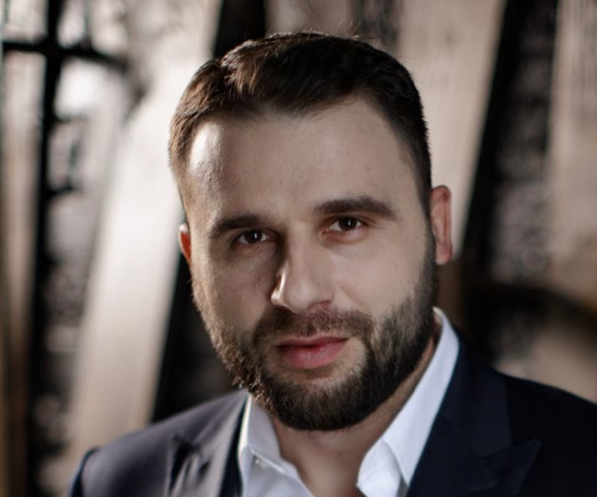 <p>Тут важно понимать, что вообще, конечно, лучше избегать общения с токсичными людьми, потому что это травмирует, всегда портит ваше настроение, портит ваше состояние. И вообще, это сильно снижает качество жизни</p>