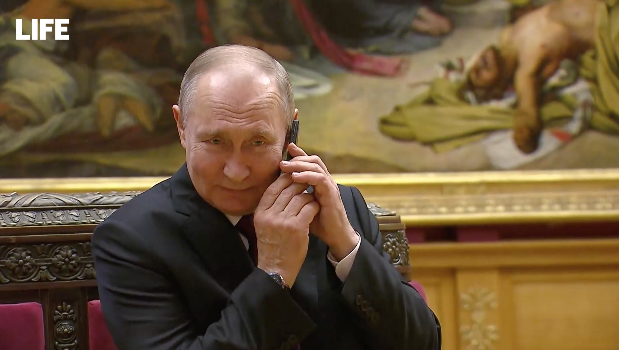 Песков рассказал Лайфу о кнопочном телефоне, с которого Путин позвонил девочке из Запорожья