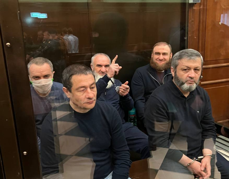 Арашуков-старший (в центре) и его сын (справа на заднем плане) на сегодняшнем заседании. Фото © Телеграм-канал столичных судов общей юрисдикции. 