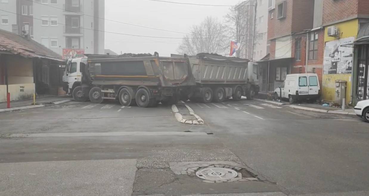 Сербы вновь возводят баррикады из грузовиков на севере Косова